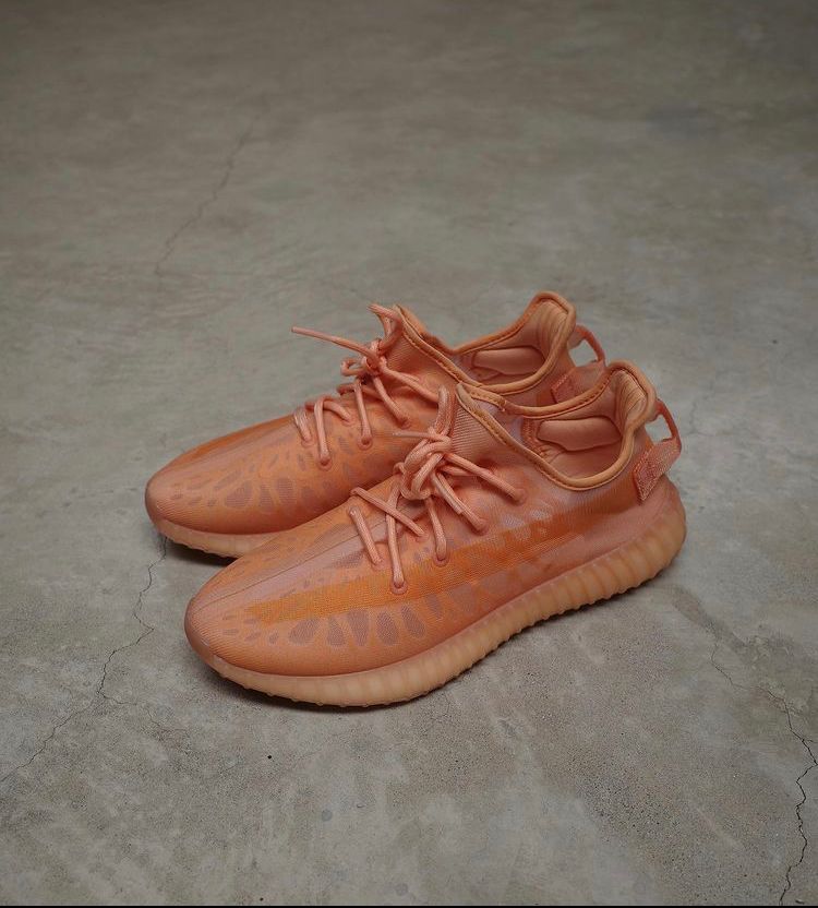 Clay yeezy 350 on hot sale feet