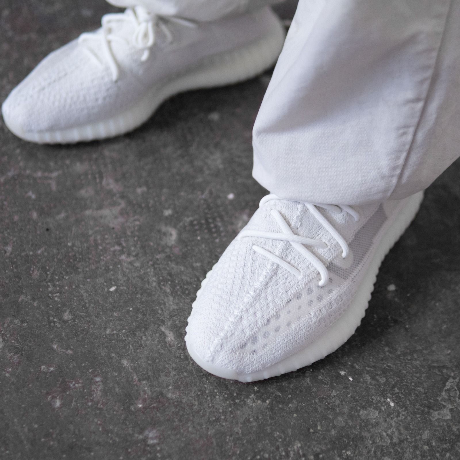 Triple white yeezy store on feet