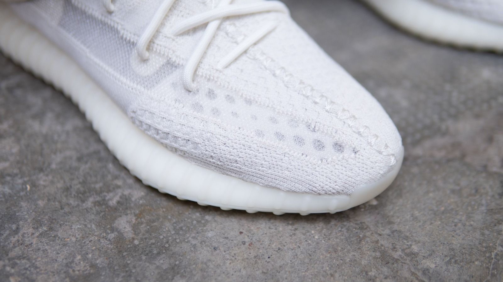 Yeezy boost 350 hot sale v2 white on feet