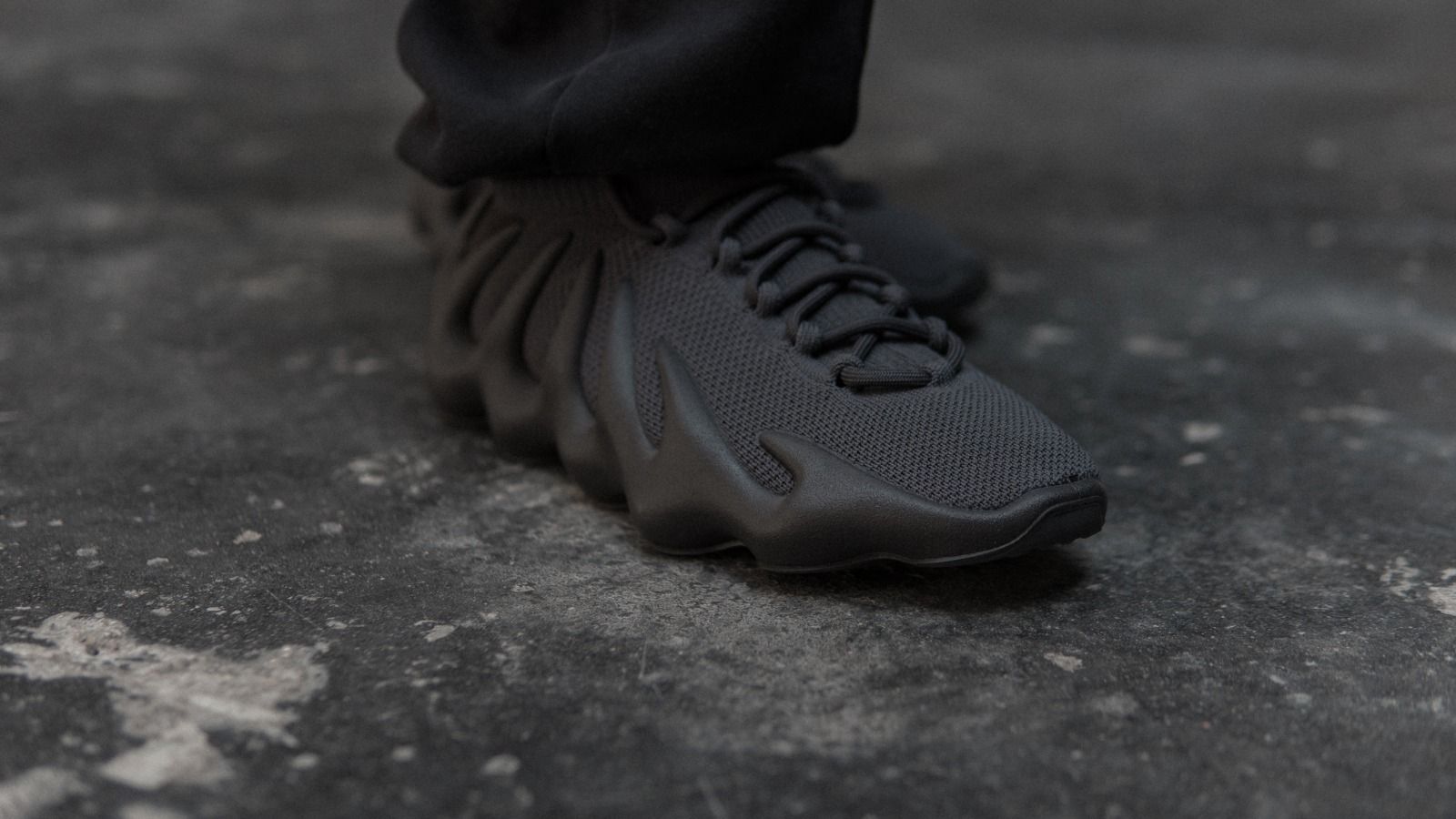 Black yeezy outlet on feet