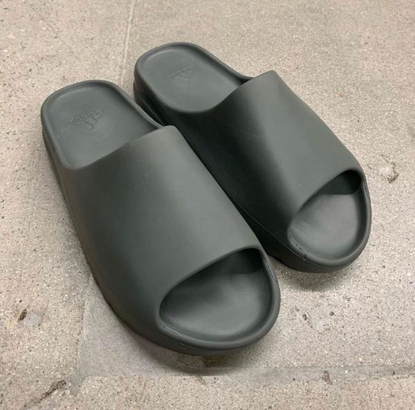 YEEZY SLIDE 